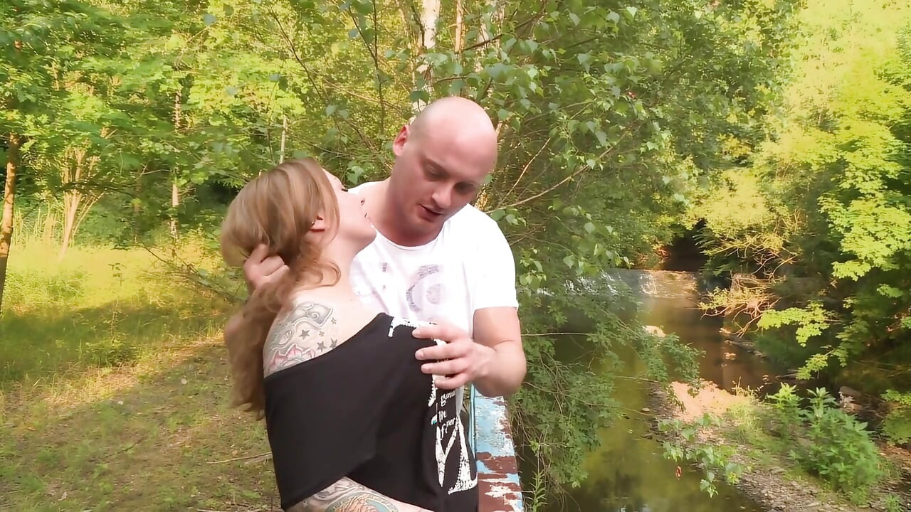 Ngentot di luar ruangan ditonton dengan penuh gairah