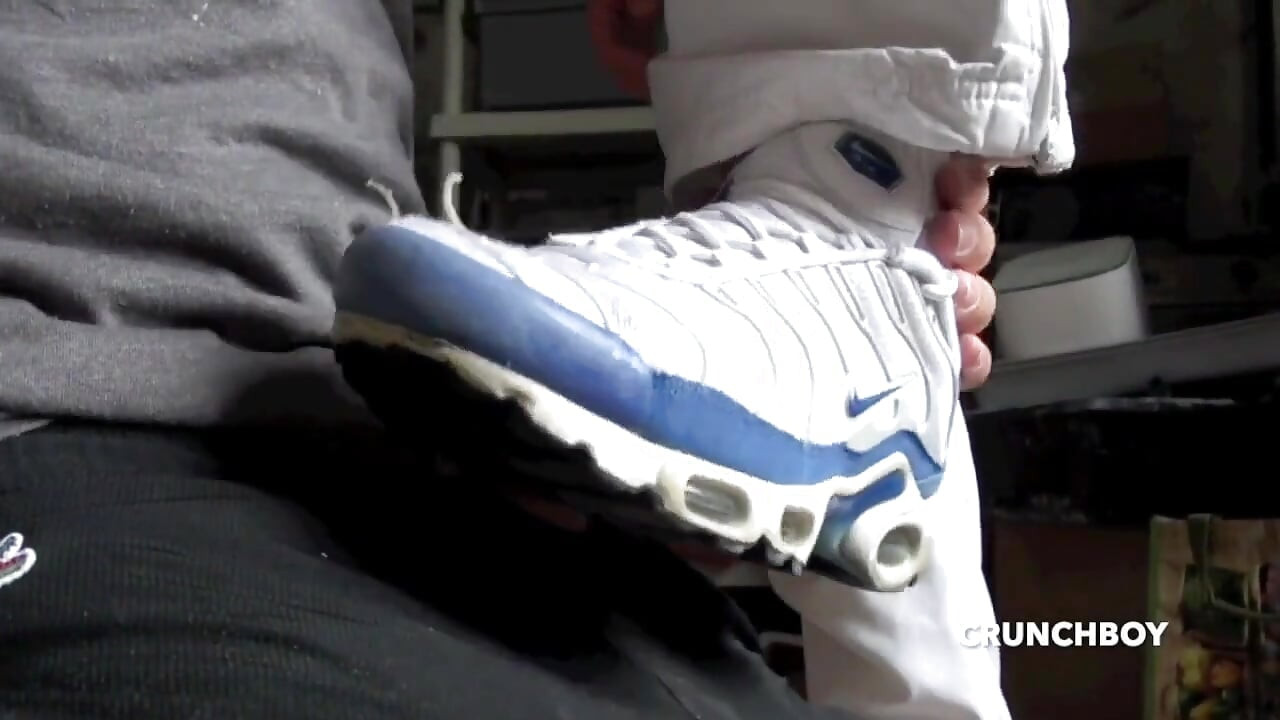 吮吸我的鸡巴并嗅我的运动鞋