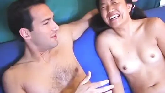 Üniversite üniforması içinde yarak üzerinde Asyalı minyon