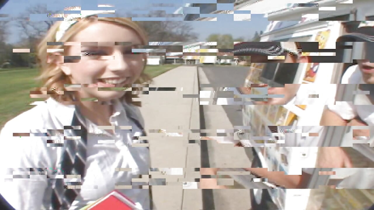 Krásná mokrá růžová štěrbivka kočky očekává dokořán pro šroubování obří tyče