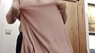 Soyunuyor, elimde boşalıyor ve sana döl fışkırtını gösteriyorum