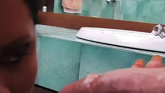 Bu Orospu Adamın Penisini Iyice Yıkıyor, Sonra Poposuna Alıyor