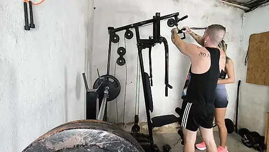 Spor salonunun içindeki büyük göt