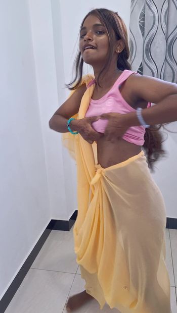 Bonita indiana meia-irmã mostra peitos grandes durante dança sexy