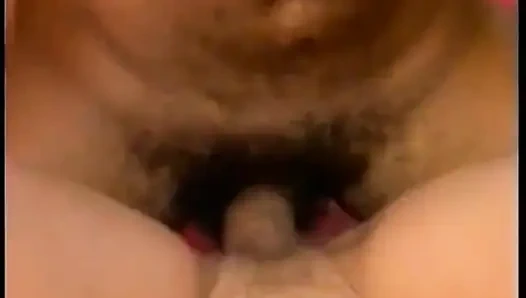 Brunette semok diludahi dan mulutnya dicrot di threesome vintage