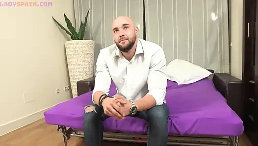 Bu klas adam ilk latiniyle sikişiyor ve ağzına boşalıyor. Onun için tevazu dersi