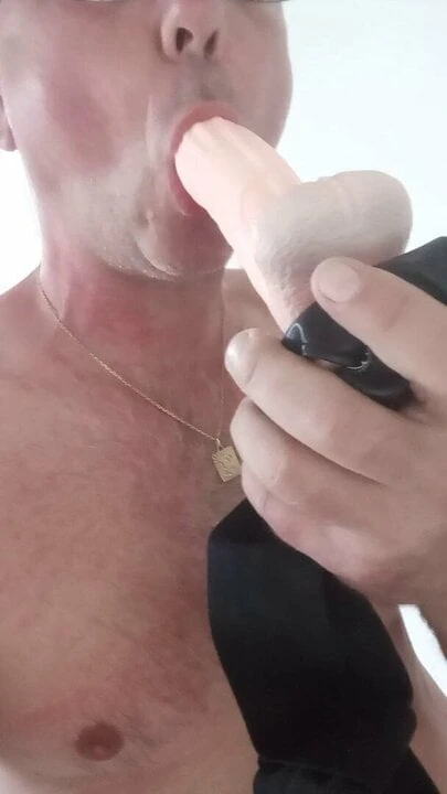 Je suce mon gode ceinture