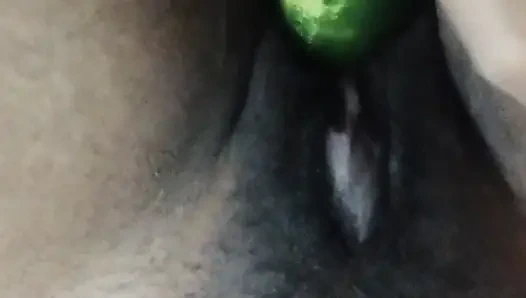 Vollbusige schlampe spielt mit sich selbst und fickt sich mit einer gurke