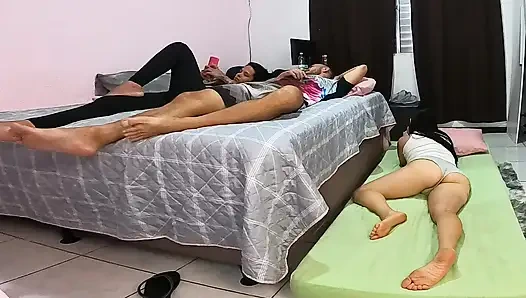 Die Ehefrau musste ein Zimmer mit ihrer Freundin teilen, aber der Ehemann findet sie sehr attraktiv, und sie weiß es.