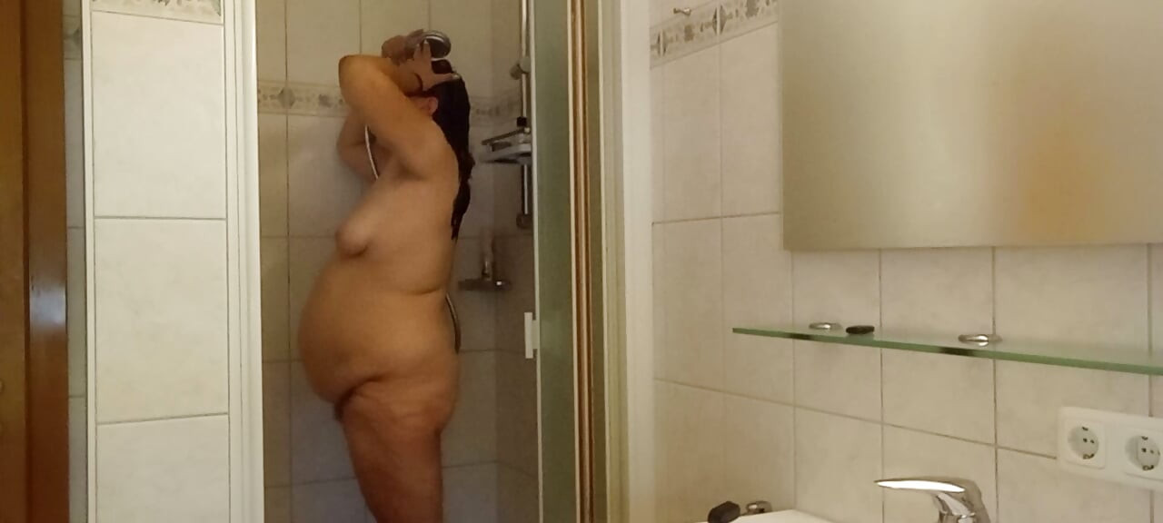 Mais de 50, barriga grande, peitos pequenos e ainda assim a mulher mais gostosa da sala