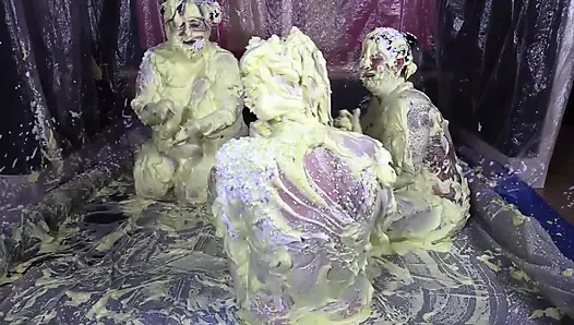 Cheyenne Hannah ve Skyler ile köpük eğlencesi