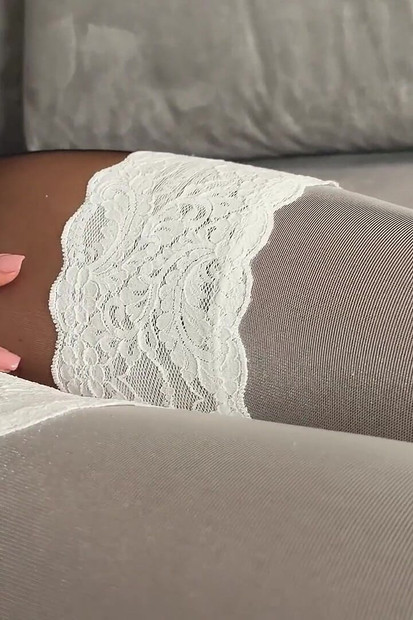 Fekete harisnyanadrág, fehér harisnya és nagyon lassú kötekedés