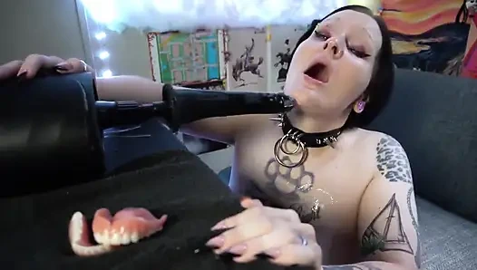 Готическая шлюшка берет зубы наружу для грязного траха в рот от машины