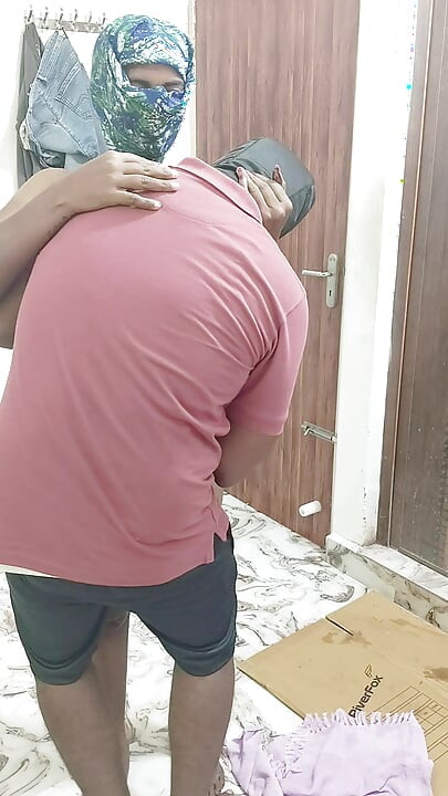 एसी मैकेनिक धोखेबाज पत्नी को चोदता है जबकि पति टीवी देख रहा है