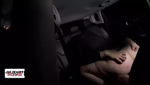 Sıcak arabada seks yapmak, çok çığlık atmak ve poposuna tokat atmak istemek
