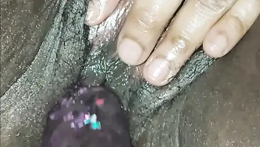 Mit dem dildo ihre muschi streicheln!