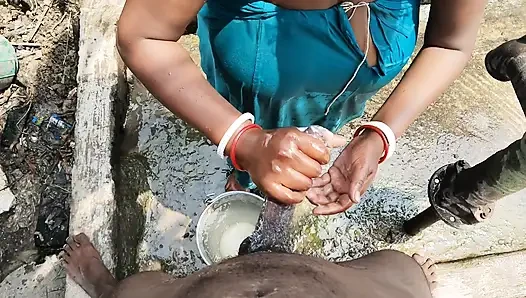 Desi pados ki bhabhi ko nahate samay land Chus aaya