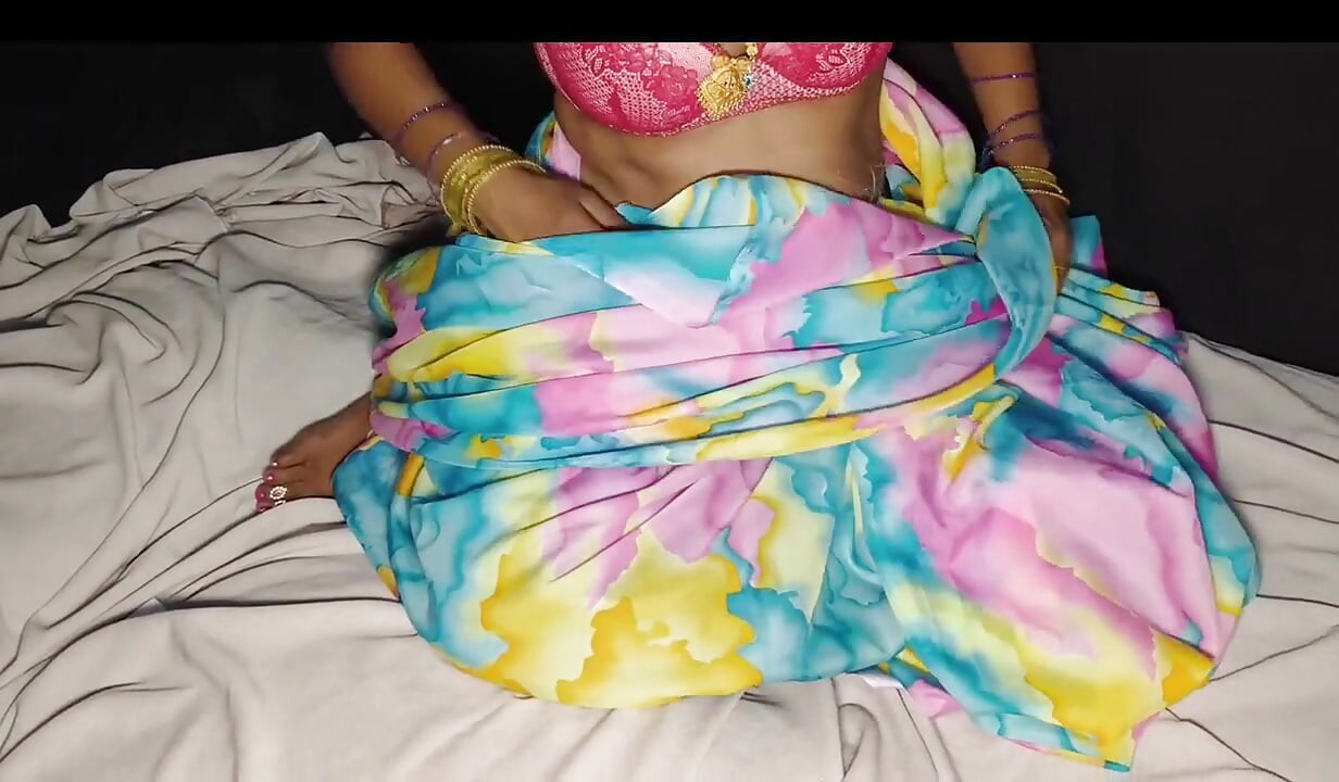 Esposa desi Ko Hot Sharee Jabarkar Chudai disfruta del vídeo sexual