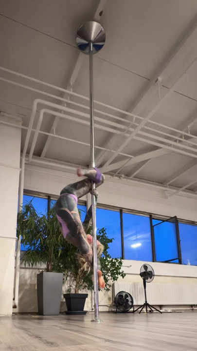 Do you like my new pole trick ? FOllow me for more now.