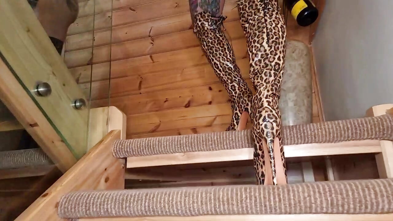 Esposas calientes con botas y tacones altos