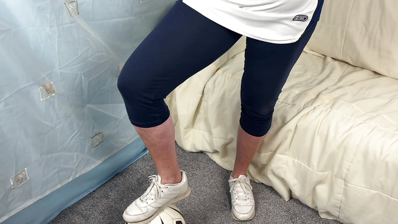Mrs Mature Feet mendukung Skotlandia 476