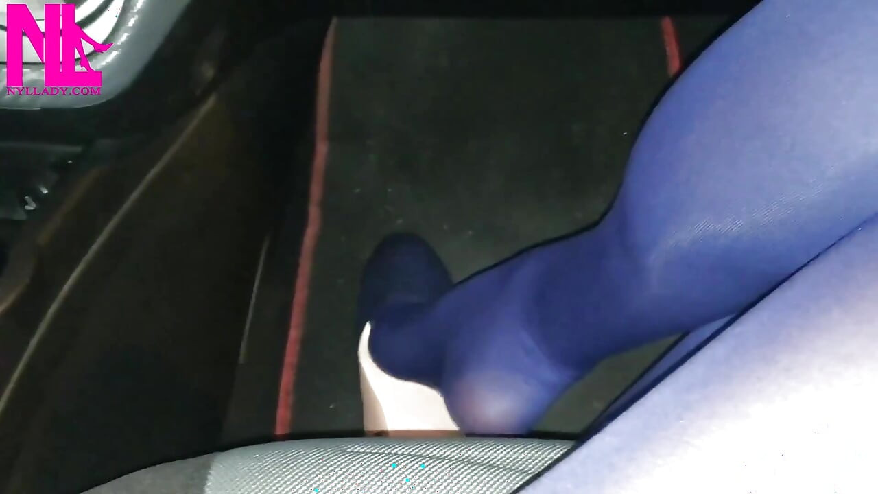 青いパンティストッキングと青いフラットシューズを履いてガソリンスタンドでぶら下がっている