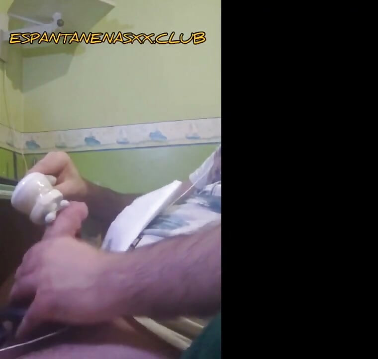İki oyuncakla yarağıma mastürbasyon yapıyor
