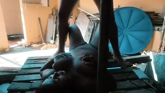 Büyük doğal memeli üvey kız kardeş taşındıktan sonra sikişiyor