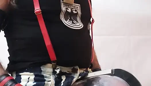 Pipe dad canavar yarakla taşaklarını ve yarağını pompalıyor