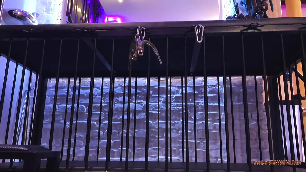 Dominatrix Mistress April - Dungeon entry