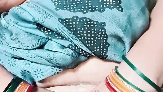 Hintli ev hanımı ateşli sıkı amcığını fışkırtıyor