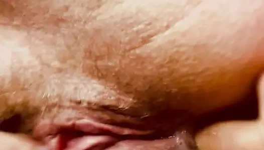 Fingering lubang pantatku yang sempit sampai memekku muncrat