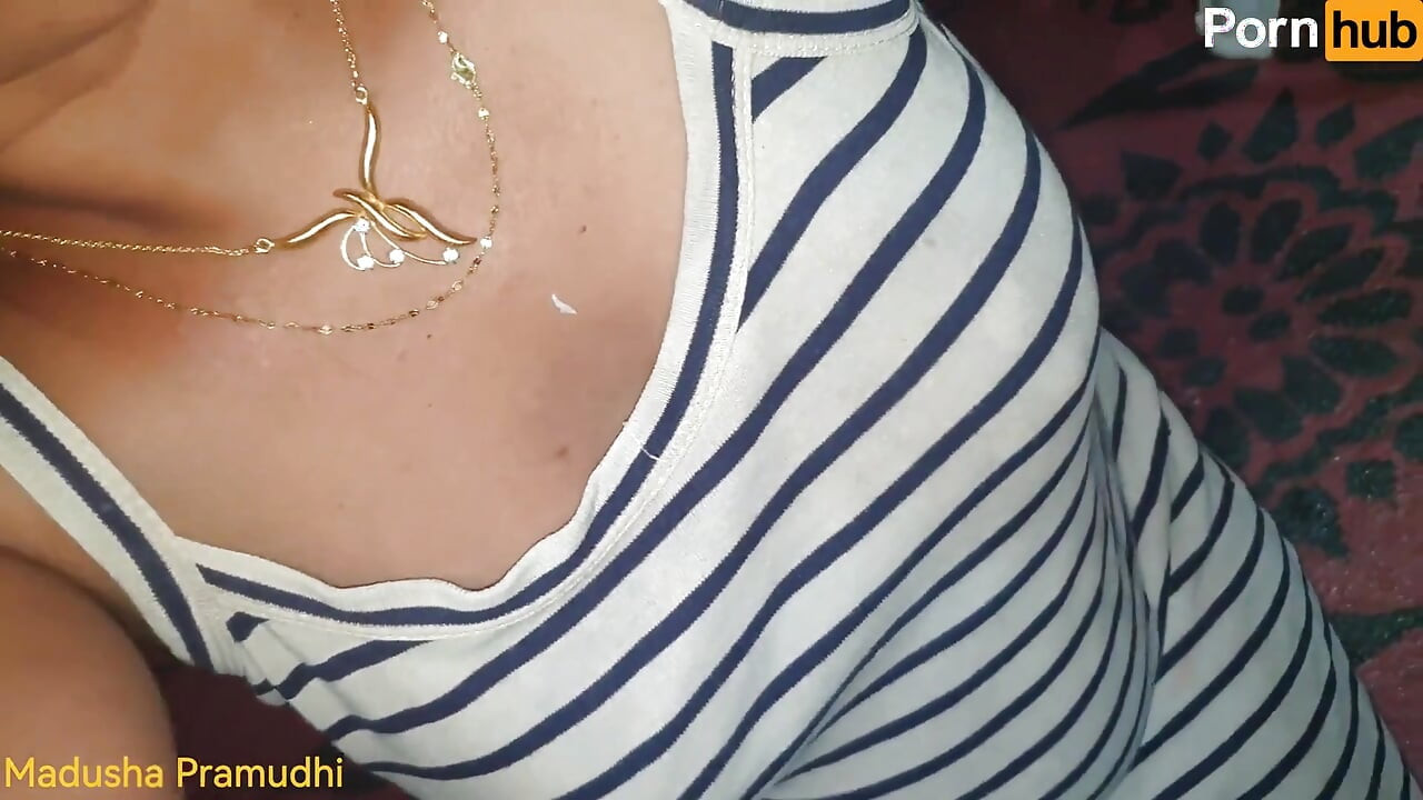 A lány nagy faszt vesz magába, mélyen öklendezve és hanyagul