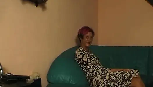 Großer schwarzer dildo in ihrer muschi