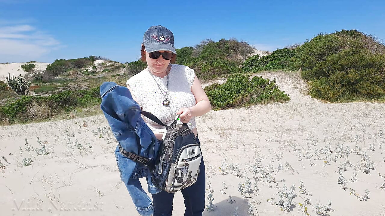 Fată nudistă amatoare: Dezbrăcându-se și pipăindu-se pe o plajă liniștită de primăvară în Uruguay