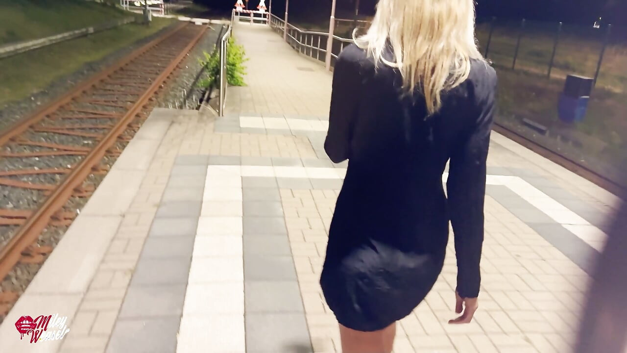 Génial !! Salope excitée baisée en plein milieu de la gare !!