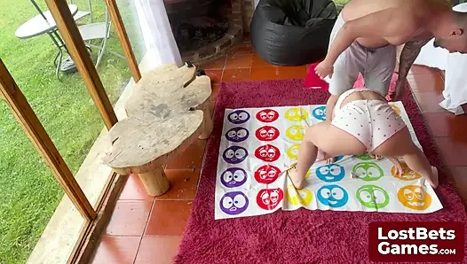 Striptiz Twister oyunu kazananı için sakso sürprizi