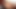 Brünetter Ladyboy im bunten Bademantel spreizt sie getrimmt