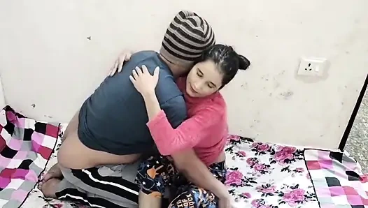 Als die krankenschwester allein sah, drückte die Patientin ihre brüste und fickte sie.