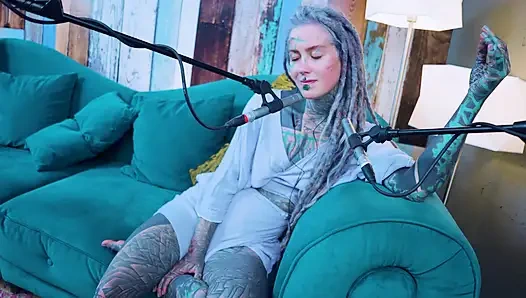 Aku berbicara tentang G - Grattitude- ASMR podcast SFW berbicara dengan gadis kurus gothic model tato rambut gimbal