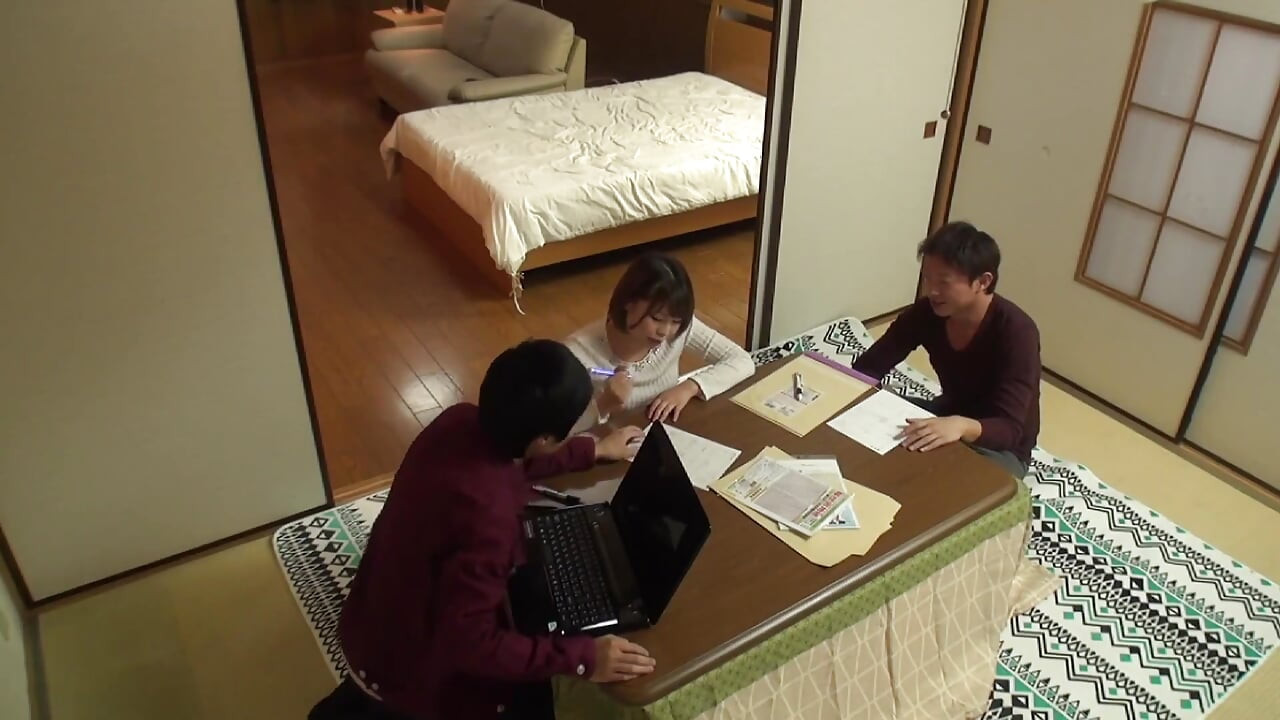 PT4 Quay lén trong kotatsu và chơi trò đùa trên nửa dưới cơ thể không được bảo vệ!