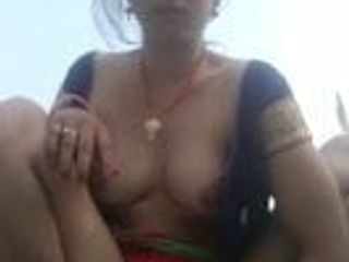 Heißes indisches Mädchen fingert in der Muschi