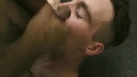 Adegan seks oral gay antar ras sama cowok berotot