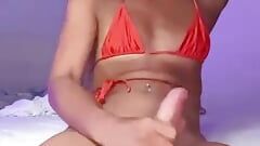 Video con la cámara frontal GiGiMoon que te corres en un hermoso abdomen sin maquillaje en un bikini, vibraciones de verano con semen