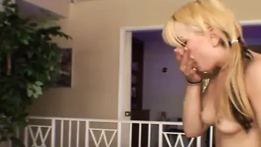 Папочка ласкает подростковую киску своей падчерицы