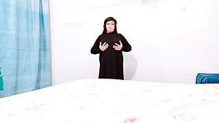 Schattig moslimmeisje krijgt een orgasme met vingers