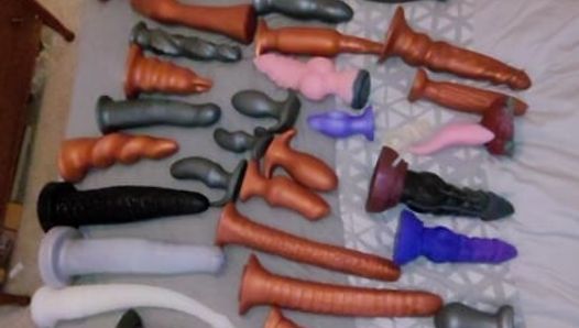 La mia collezione di giocattoli. Distruzione di massa Squarepeg giocattoli Bad Dragon hankeys giocattoli. Dipendenza da giocattolo anale.