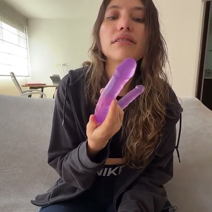 She Likes to Fuck Her Ass