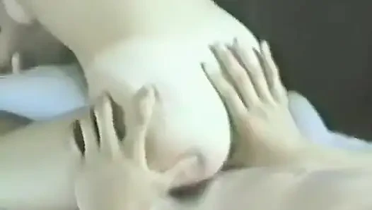 Zwei typen wechseln es an einer blondine mit kleinen titten ab