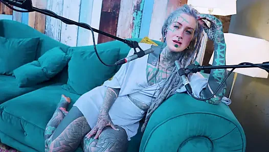 Aku berbicara tentang G - Grattitude- ASMR podcast SFW berbicara dengan gadis kurus gothic model tato rambut gimbal